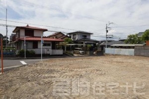 <p>南東側から撮影した土地の写真です。</p>
