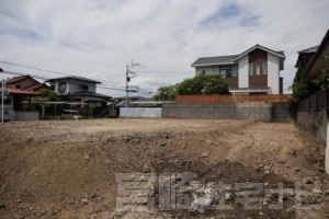 <p>南東側から撮影した土地の写真です。</p>
