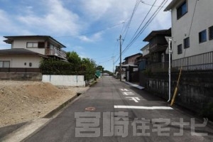 <p>土地に面する南側道路を西側から撮影した写真です。</p>
