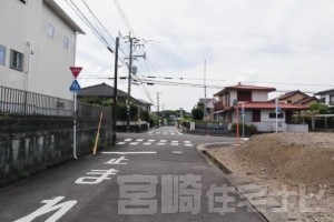 <p>土地に面する南側道路を東側から撮影した写真です。</p>
