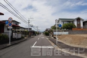 <p>土地に面する西側道路を南側から撮影した写真です。</p>
