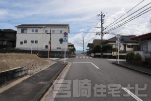 <p>土地に面する西側道路を北側から撮影した写真です。</p>
