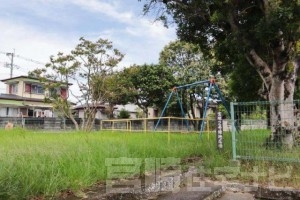 <p>宝塚2号緑地広場です。ブランコやうんていがあります。周囲は緑に囲まれ、自然の中でのびのびと遊べる環境が整っています。放課後や休日の外遊びの場として重宝されるスポットです。</p>
