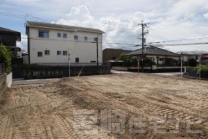 <p>北東側から撮影した土地の写真です。</p>
