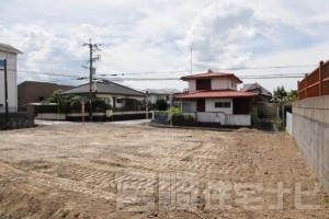 <p>北東側から撮影した土地の写真です。</p>
