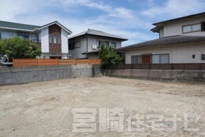 <p>南西側から撮影した土地の写真です。</p>
