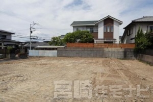 <p>南東側から撮影した土地の写真です。</p>
