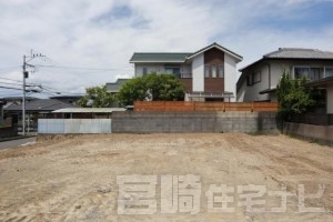 <p>南側から撮影した土地の写真です。</p>
