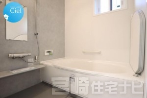 <p>【保温浴槽】お部屋と浴室の温度差をなくすことで、ヒートショックを防ぐことができます。 浴室保温の効果を高めることで、追い炊きやお湯足しの回数が減るので、光熱費の節約につながります。</p>
