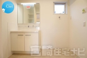 <p>【三面鏡化粧台】三面鏡の裏側は収納スペースとなっているため、洗面まわりの小物を収納するのにちょうど良く見た目もすっきりします。また、キレイアップ水栓仕様で蛇口が上部に設置されているため、水垢などの汚れがつきにくく、お手入れが簡単です。</p>
