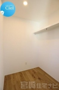 <p>【ウォークインクローゼット】奥行きがあるスペースなので収納するものの幅を気にすることがありません。スーツケースやゴルフバックなど大きいものも収納することができます。お好みでボックスや吊り棚も設置できるので自分好みの収納スペースが作れるのも魅力的です。</p>
