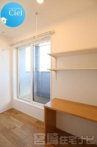 <p>２階のサンルームはバルコニーに繋がる便利な位置に設けました。室内物干し完備で雨の日の洗濯物も安心です。作業台となるカウンターがあるのでその場で洗濯物を畳んだりアイロンがけをすることができます。</p>
