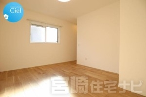 <p>【洋室１】7.3帖の主寝室。２階の居室全てにウォークインクローゼットが付いており収納豊富です。</p>
