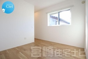 <p>【洋室２】4.5帖の居室です。２階の居室全てにウォークインクローゼットが付いており収納豊富です。</p>
