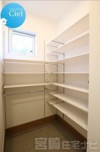 <p>【シューズクローク】収納力に優れたシューズクロークは玄関に広がりを持たせます。ベビーカーやお子様の自転車など収納不足を解消するストレスフリーな生活を感じてください。</p>
