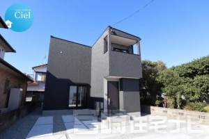 <p>便利な宅配BOX完備。スタイリッシュな黒の外観は飽きのこないデザインとして好評です。</p>
