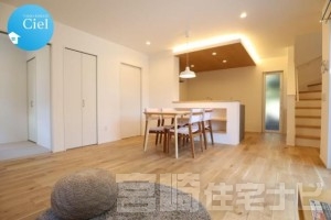 <p>ご家族で食事をしながら団欒することが多いダイニングは、明るく開放感があり会話が弾む心地よい空間が魅力です。また、キッチンとの動線もスムーズなのでお料理の配膳や片付けも楽々です。</p>
