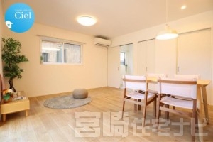 <p>リビングエアコン、お部屋の雰囲気に合わせたペンダントライトも標準仕様！嬉しい設備が充実♪</p>
