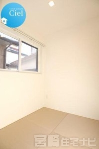 <p>リビング横の独立の和室は書斎やお子様のお昼寝スペースに最適です。</p>
