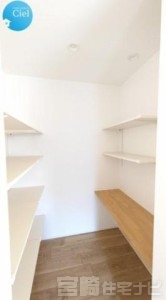 <p>キッチン横のユーティリティースペースです。可動棚でお好みに合わせてカスタマイズ可能!在庫が一目でわかるオープン収納は家事効率があがります。</p>