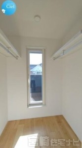 <p>こちらは2階のファミリークローゼットです。バルコニーに繋がっており、ランドリースペースとしての活用もできます。</p>