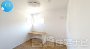 <p>4.7帖のファミリークローゼット兼書斎スペースです。カウンター付きですので物置としての活用や、デスクとしての活用も可能です!</p>