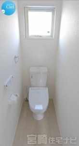<p>トイレは2か所あり、混雑しがちな時間帯も安心です。</p>