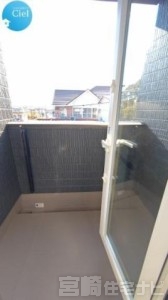 <p>奥行のある屋根付きスカイバルコニーは雨の日でも物干し可能。ちょっとしたプライベート空間として外の空気を感じたいときにも適しています。</p>