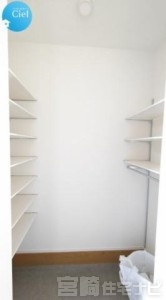 <p>【シューズクローク】収納力に優れたシューズクロークは玄関に広がりを持たせます。ベビーカーやお子様の自転車など収納不足を解消するストレスフリーな生活を感じてください。</p>