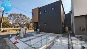 <p>角地という開放感のある立地で前面道路も広々としているので駐車も楽々♪</p>