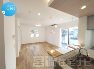 <p>ご家族で食事をしながら団欒することが多いダイニングは日々の会話が生まれる場所。お部屋の雰囲気に合わせたペンダントライトも標準仕様!</p>