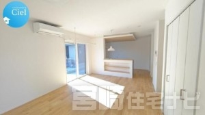 <p>ご家族の集まるLDKは明るく広々した空間に。キッチンは対面式を採用。ご家族の様子を見ながらお料理ができます。</p>