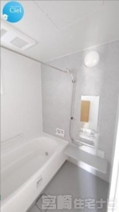 <p>【保温浴槽】お部屋と浴室の温度差をなくすことで、ヒートショックを防ぐことができます。 浴室保温の効果を高めることで、追い炊きやお湯足しの回数が減るので、光熱費の節約につながります。</p>