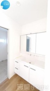 <p>【三面鏡化粧台】三面鏡の裏側は収納スペースとなっているため、洗面まわりの小物を収納するのにちょうど良く見た目もすっきりします。また、キレイアップ水栓仕様で蛇口が上部に設置されているため、水垢などの汚れがつきにくく、お手入れが簡単です。</p>