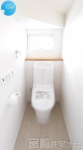 <p>【温水洗浄便座】いつでも快適にトイレを利用するためには無くてはならない必需品。温水洗浄便座は紙資源の節約はもちろん衛生面でも効果的です。</p>