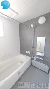 【浴室】保温機能付きの浴槽は、お湯が冷めにくく、光熱費の節約にもつながります。また、浴室乾燥機が付いており、梅雨の時期や花粉の季節にも大活躍。毎日の暮らしに嬉しい、快適さと経済性を備えた設備です。