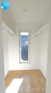 こちらは2階のファミリークローゼットです。バルコニーに繋がっており、ランドリースペースとしての活用もできます。