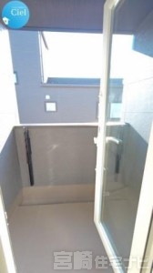 奥行のある屋根付きスカイバルコニーは雨の日でも物干し可能。ちょっとしたプライベート空間として外の空気を感じたいときにも適しています。