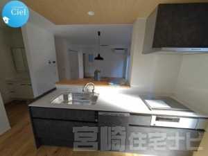 キッチンは人造大理石の天板を使用。人造大理石は汚れが付きにくく、水垢も目立ちにくいので、お掃除は比較的に楽で水まわり設備に適した素材です。