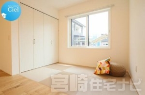 <p>リビングにフラットの畳スペースを設けました。客間としてはもちろん、お子様のお昼寝スペースとしても最適です。目隠し扉付きの収納スペースも嬉しいポイントです。</p>
