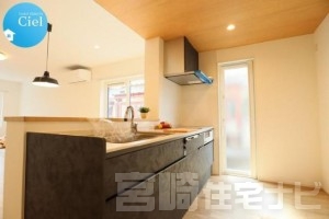 <p>【キッチン（人造大理石の天板）】キッチンは人造大理石の天板を使用。人造大理石は汚れが付きにくく、水垢も目立ちにくいので、お掃除は比較的に楽で水まわり設備に適した素材です。</p>
