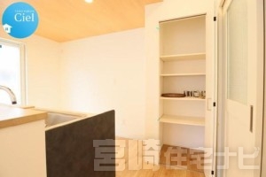 <p>キッチン横には目隠し扉付きの収納スペースがあります。可動棚なのでお好みに合わせてカスタマイズ可能です。</p>
