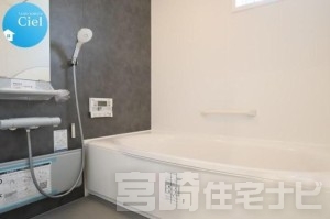 <p>【保温浴槽】お部屋と浴室の温度差をなくすことで、ヒートショックを防ぐことができます。 浴室保温の効果を高めることで、追い炊きやお湯足しの回数が減るので、光熱費の節約につながります。</p>
