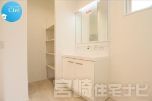 <p>【三面鏡化粧台】三面鏡の裏側は収納スペースとなっているため、洗面まわりの小物を収納するのにちょうど良く見た目もすっきりします。また、キレイアップ水栓仕様で蛇口が上部に設置されているため、水垢などの汚れがつきにくく、お手入れが簡単です。</p>
