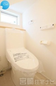 <p>【温水洗浄便座】いつでも快適にトイレを利用するためには無くてはならない必需品。温水洗浄便座は紙資源の節約はもちろん衛生面でも効果的です。</p>

