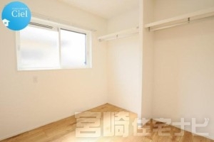 <p>4.5帖の書斎兼ウォークインクローゼットです。お部屋としても活用できる広さです！ハンガーハイプの収納スペース付きで衣類の収納に便利です。</p>
