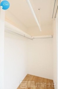 <p>【ファミリークローゼット】奥行きがあるスペースなので収納するものの幅を気にすることがありません。スーツケースやゴルフバックなど大きいものも収納することができます。お好みでボックスや吊り棚も設置できるので自分好みの収納スペースが作れるのも魅力的です。</p>
