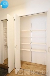 <p>目隠し扉付きのシューズクローク。趣味の道具などもまとめて収納ができそうです。</p>
