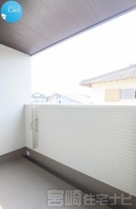 <p>奥行のある屋根付きスカイバルコニーは雨の日でも物干し可能。ちょっとしたプライベート空間として外の空気を感じたいときにも適しています。</p>
