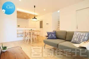 <p>ご家族で食事をしながら団欒することが多いダイニングは日々の会話が生まれる場所。お部屋の雰囲気に合わせたペンダントライトも標準仕様！</p>
